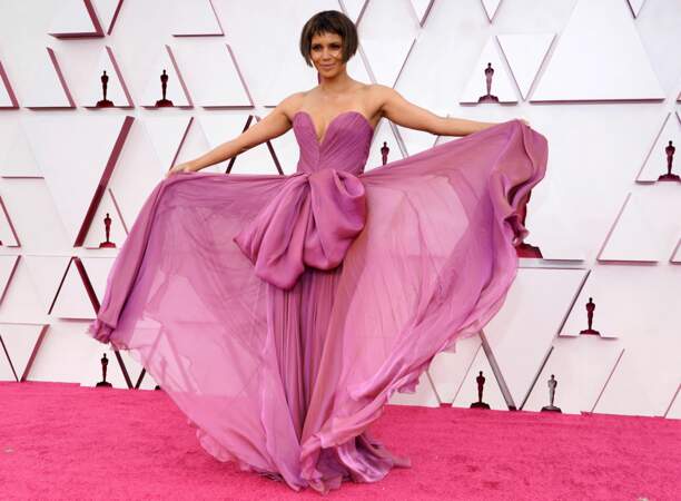 Lors de la 93e cérémonie des Oscars, Halle Berry a attiré tous les regards dans une robe mauve Dolce & Gabbana, le 25 avril 2021 à Los Angeles. 