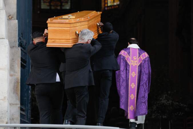 Le cercueil de Myriam Colombi à l'entrée de l'église Saint-Roch à Paris, ce lundi 26 avril 2021