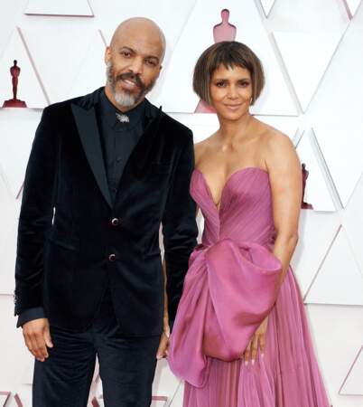 Halle Berry et son compagnon Van Hunt ont fait leur première apparition sur un tapis rouge lors de la 93e cérémonie des Oscars à Los Angeles, le 25 avril 2021.