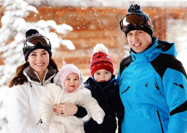 Les Cambridge posent avec le prince George et la princesse Charlotte lors de leurs vacances dans les Alpes françaises le 7 mars 2016.
