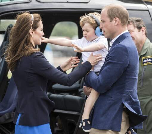 Kate Middleton, Le prince William et leur fils le prince George assistent au Royal International Air Tattoo le 8 juillet 2016.