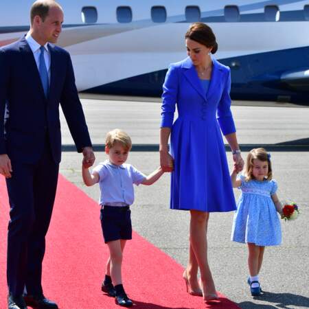 Kate, William, George et Charlotte à leur arrivée à l'aéroport de Berlin-Tegel à Berlin, le 19 juillet 2017, lors de leur visite officielle de 3 jours en Allemagne.