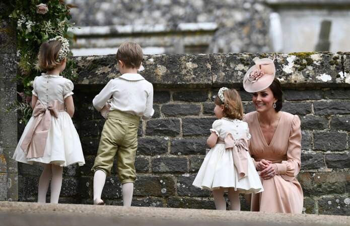 Kate Middleton et la princesse Charlotte en l'église St Mark Englefield, Berkshire, Royaume Uni, le 20 mai 2017.