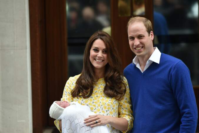 Le prince William,  Kate Middleton,  et leur fille la princesse Charlotte  posent devant l'hôpital St-Mary de Londres où elle a accouché le matin même, le 2 Mai 2015