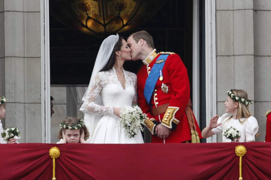 Kate Middleton et le prince William s'embrassent devant la population britannique le 29 avril 2011 à Londres 