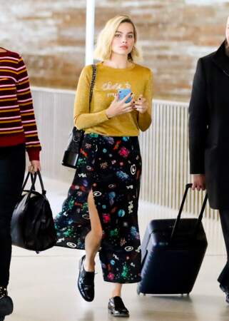 Margot Robbie en tenue casual Chanel à l'aéroport de Paris-Charles-de-Gaulle le 5 mai 2018.