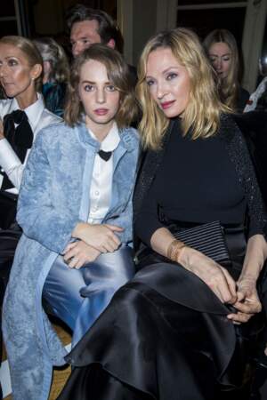 Uma Thurman et sa fille Maya Hawke en front row du défilé Giorgio Armani, à Paris en janvier 2019