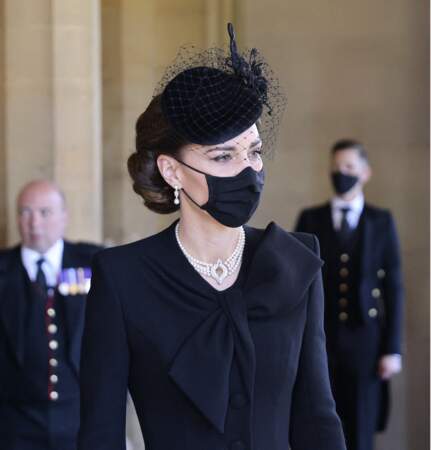Kate Middleton sobre et d'une élégance impeccable avec ce chignon tressé, le jour des obsèques du prince Philip.