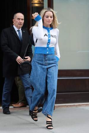 Margot Robbie en jean ample et cardigan Chanel à New York le 3 décembre 2018