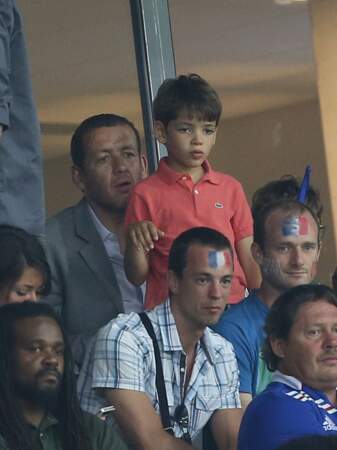 Dany Boon et son fils Eytan assistent au match amical qui oppose la France à la Jamaïque au stade Pierre Mauroy à Lille, le 8 juin 2014.