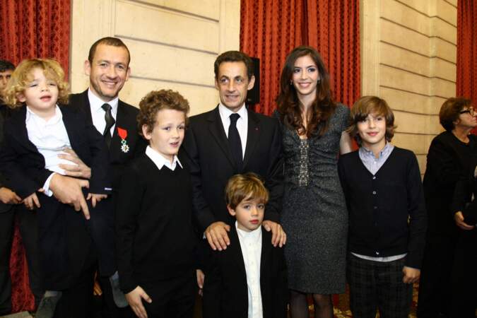 Dany Boon reçoit la legion d'honneur des mains de Nicolas Sarkozy, le 10 novembre 2009.