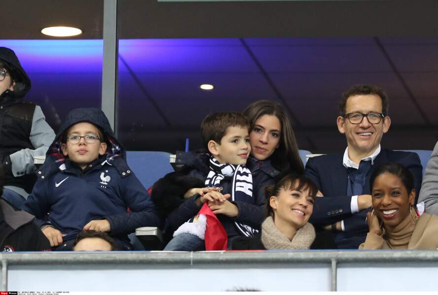 Dany Boon, Yaël Boon et leurs enfants assistent au match France / Allemagne au Stade de France, le 13 novembre 2015.