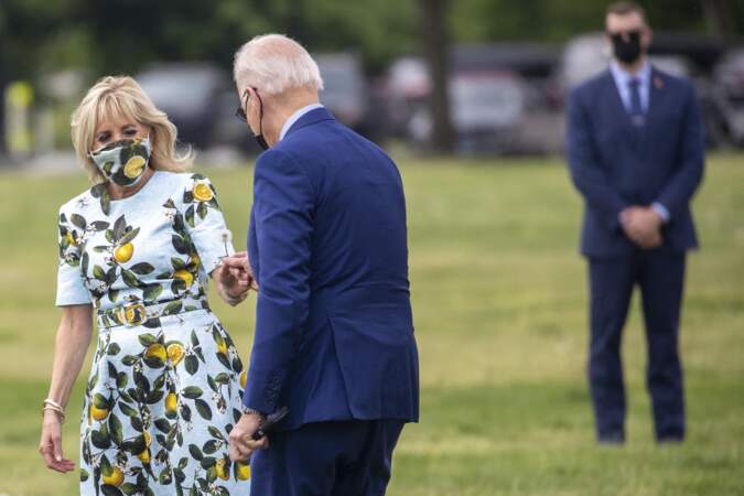 Jill Biden en robe citron Oscar de la Renta le 29 avril 2021 à Washington.