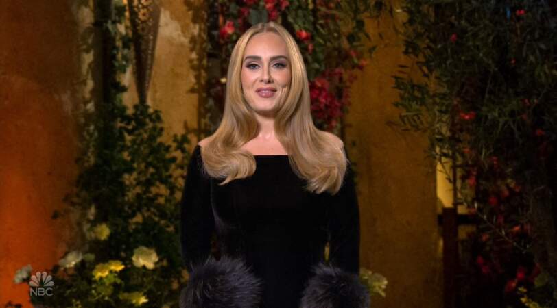 Cheveux longs blonds et lisse, silhouette svelte, Adele est tout sourire et semble parfaitement bien dans sa nouvelle silhouette.
