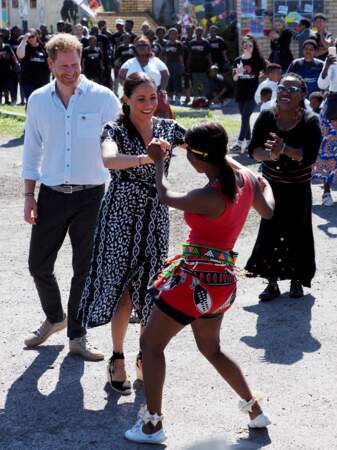 23 septembre 2019 : Meghan Markle danse sous le regard énamouré d'Harry en Afrique du Sud