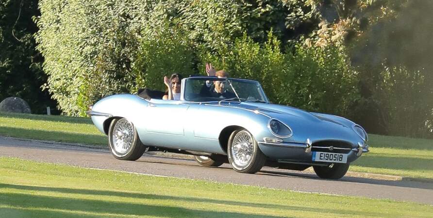 19 mai 2018 : Harry et Meghan se rendent à leur réception de mariage à bord d'un cabriolet Jaguar