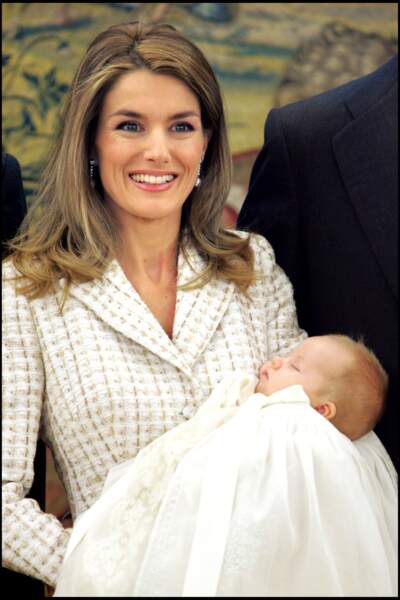 Letizia d'Espagne portait déjà cette robe en 2006 pour le baptême de sa fille Leonor .