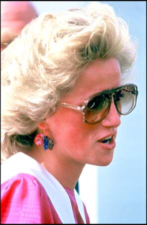 Lady Diana avec ses lunettes de soleil pilote fumées oversize, top rose et col Claudine