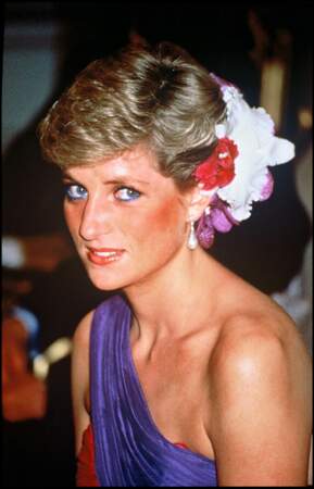 En robe à découpe asymétrique, une grande passion mode de Lady Diana et des modeuses d'aujourd'hui
