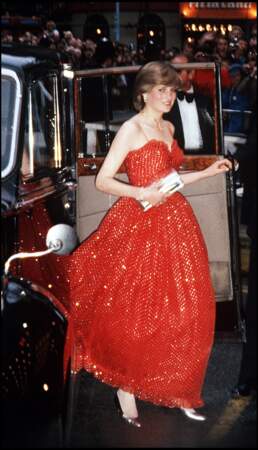 Lady Diana : en robe de princesse pailletée rouge pour aller danser.