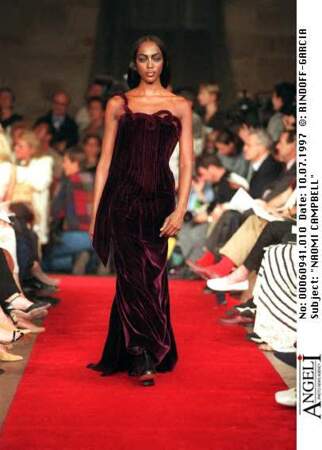 Naomi Campbell au défilé haute-couture automne-hiver 1997/1998 Jean Paul Gaultier