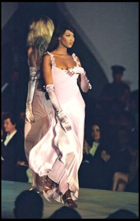 Naomi Campbell au défilé Valentino à Rome en 1995