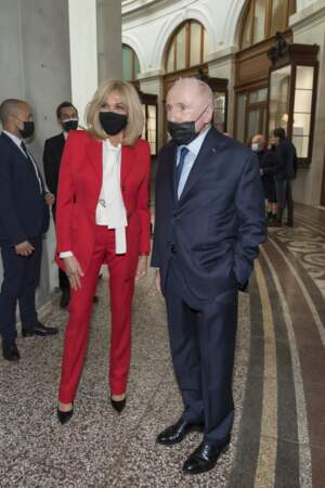 Brigitte Macron très élégante en costume d'homme et blouse à col lavallière Alexander McQueen le 19 mai 2021.