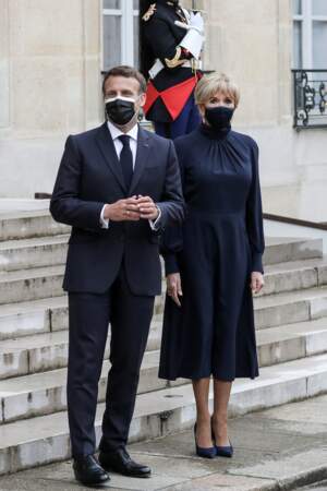 Brigitte Macron adopte la robe longue bleu n