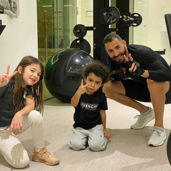 Ici Karim Benzema pose avec ses deux enfants, Mélia et Ibrahim.