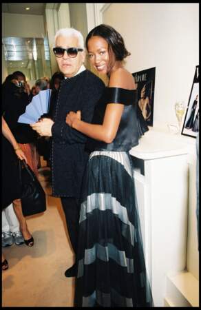 Naomi Campbell accompagnée de Karl Lagerfeld au défilé haute couture automne-hiver 1998/1999 Chanel 