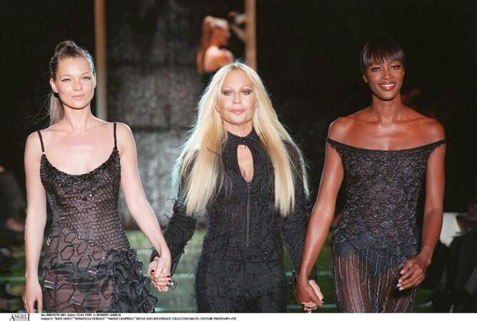 Naomi Campbell accompagnée de Donatella Versace et Kate Moss au défilé Versace printemps été 1997