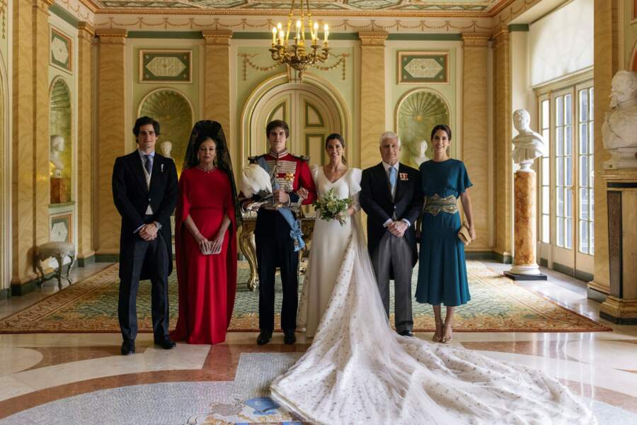 Carlos Fitz-James Stuart et Belen Corsini avec leurs proches au Palais de Liria à Madrid, le 24 mai 2021. 