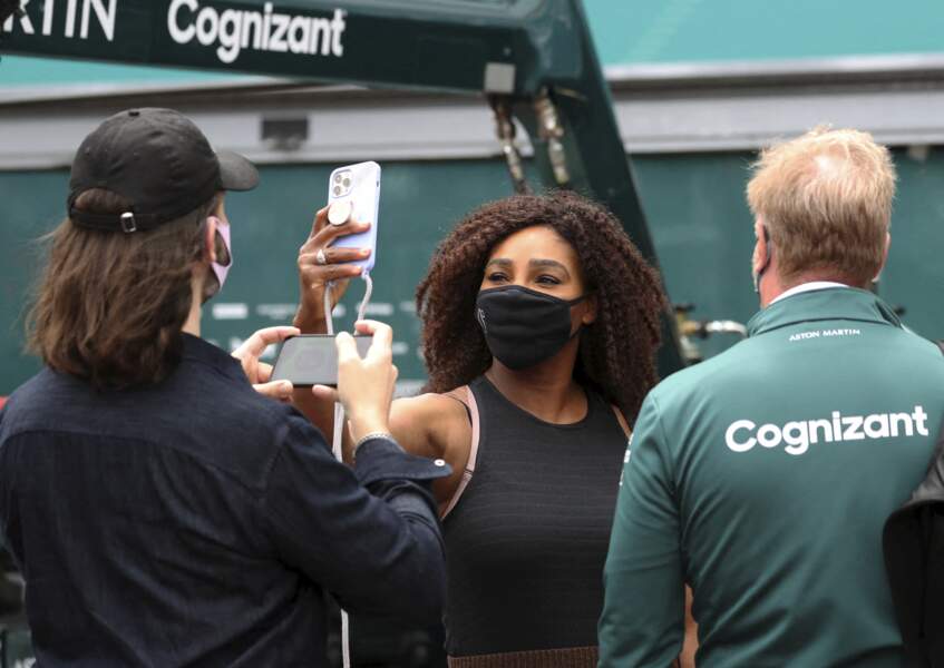 Serena Williams, en plein selfie, aperçu aux abords du circuit de F1 ce dimanche 23 mai. 