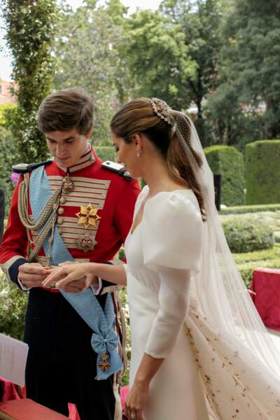Carlos Fitz-James Stuart, comte d’Osorno, et Belen Corsini s'échangent les bagues au Palais de Liria à Madrid, le 24 mai 2021. 