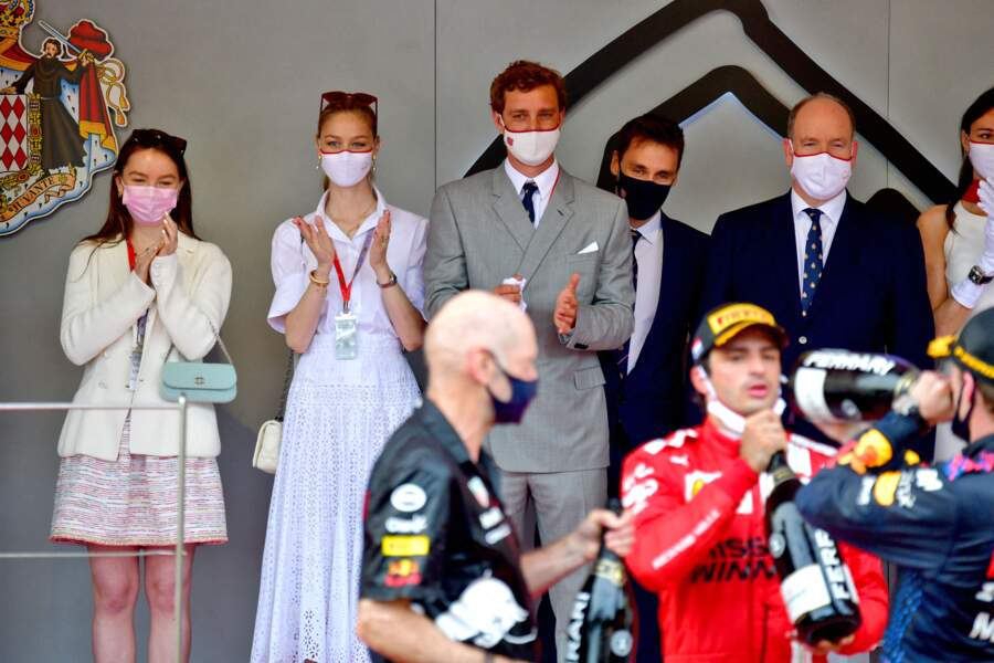 Masqués, les différents membres du Rocher ont vivement applaudi les champions automobiles.