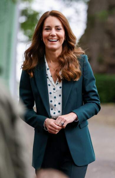 Kate Middleton en chemise à pois et Superga, à Edimbourg, le 27 mai 2021. 