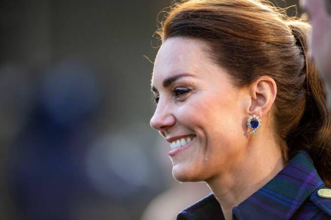 Kate Middleton porte aussi les boucles d'oreilles en saphir et diamant offerts par la Reine.