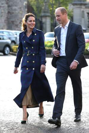 Trench long, jupe plissée en lurex et escarpins, Kate Middleton au top de la tendances estivale, le 26 mai 2021. 
