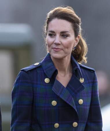 Kate Middleton mise aussi sur une jolie queue-de-cheval haute pour laisser voir le col très travaillé de son trench-coat en tartan.
