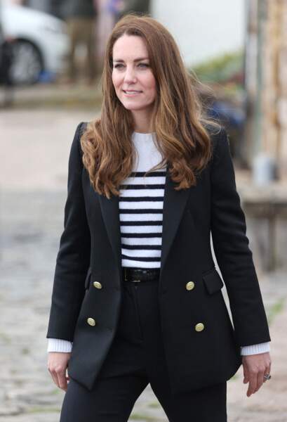 Kate Middleton en marinière, blazer et baskets à Fife, le 26 mai 2021.