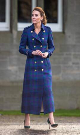 Kate Middleton voue une vraie passion à l'imprimé tartan comme le prouve ce nouveau trench long signé de la marque Holland Cooper.