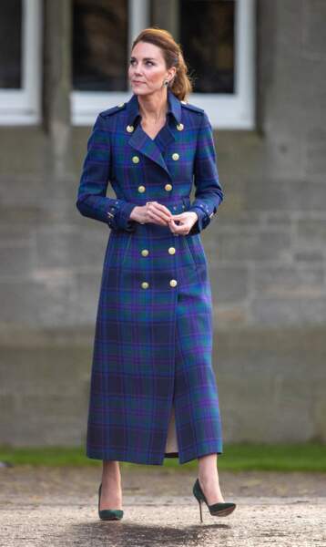 Kate Middleton en long trench tartan et jupe en lurex à Edimbourg, le 26 mai 2021.