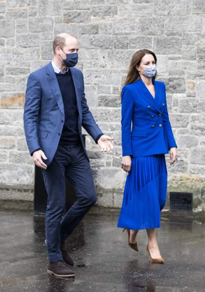 Kate Middleton en veste de blazer et jupe longue plissée coordonnée, pour son arrivée en Ecosse, le 24 mai 2021.