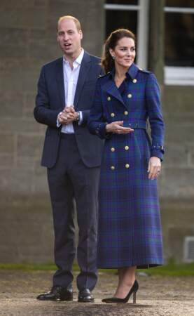 Kate Middleton très élégante en trench talons et escarpins, et le prince William pour la projection du film "Cruella", en Ecosse, le 26 mai 2021.