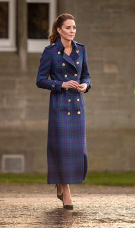 Kate Middleton mixe nouveau trench long et recycle ses escarpins verts signés Manolo Blahnik, en Ecosse, le 26 mai 2021.
