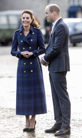 Kate Middleton très élégante en trench talons et escarpins, et le prince William pour la projection du film "Cruella", en Ecosse, le 26 mai 2021
