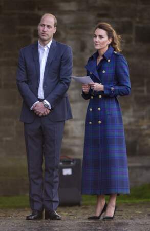 Kate Middleton déjà adepte des manteaux longs, craque pour un trench long, l'une des pièces les plus tendances de la mi-saison.