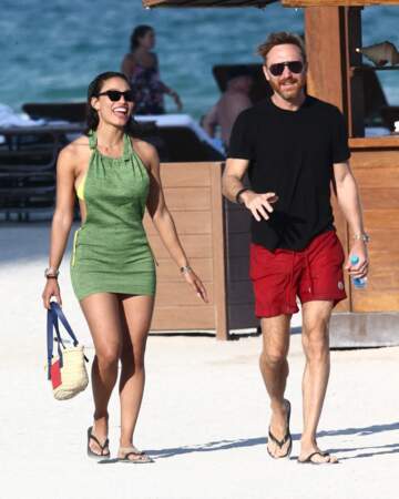 Après-midi placée sous le signe de la détente pour David Guetta et Jessica Ledon à la plage à Miami le 26 mai 2021.