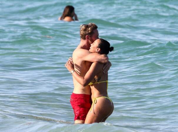 David Guetta enlace sa compagne Jessica Ledon à la plage à Miami le 26 mai 2021.