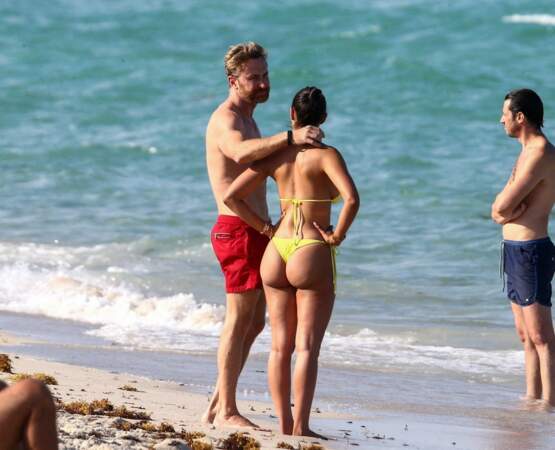 David Guetta et sa compagne Jessica s'offrent un moment de détente à la plage à Miami le 26 mai 2021.